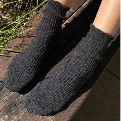 Charcoal Linen Scallop Socks
