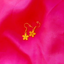 Load image into Gallery viewer, Gold Daisy Drop Earrings